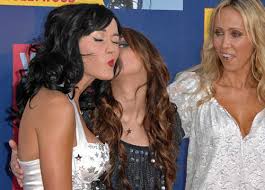 miley-cyrus-katy-perry-kiss-at