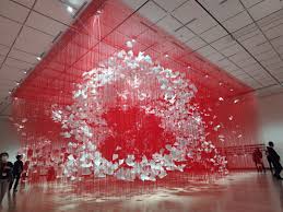 関西 千春|気になってた塩田千春さんの個展。 広い空間で見る作品のインパクトが純粋にすごいので個展初めての方でも楽しめる気がする🍎 . . #塩田千春 #塩田千春 展