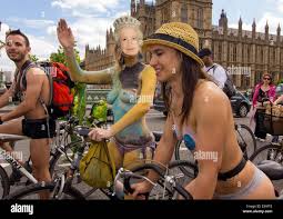 London world naked bike ride 2013|ロンドン - 6 月 12 日: 世界裸自転車ライド 2010 年 6 月 12 日ハイドパーク ロンドンで, イングランド。の写真素材・画像素材  Image 7206301