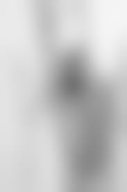 голая прикрывается|Голая девушка в розовой шляпке прикрывается парео - фото