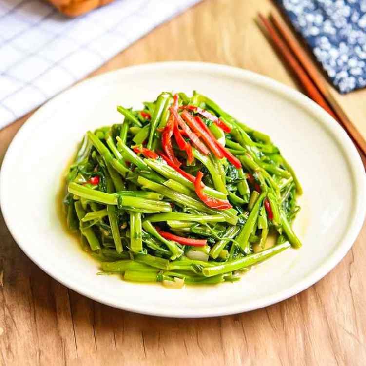 M Kee by null