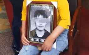 小学厕所偷拍|台湾高雄某小学的校长在家中厕所等多处装针孔摄像头，偷拍同居女友的16岁女儿长达一年多！直到今年女友的妹妹也搬进他的家中并发现针孔摄像头的存在，  便报警处理才东窗事发。 📸 ETtoday新闻云