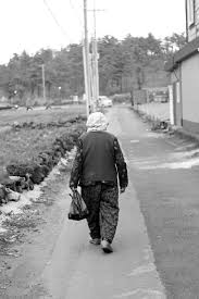 길거리뒷모습'|8월 늦은 여름의 기억 사람들의 얼굴에 표정이 함께하듯 뒷모습과 어깨에도 따스한 표정이 스며있다 시간의 축적처럼 붉은벽돌이 한장한장  쌓여 만들어낸 히스토리를 지닌 건축물들이 조화로운 아름다운 정동길을 거쳐 🚶‍♀️‍➡️ 이끼가 내려 앉은 덕수궁