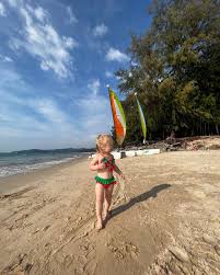 голые дети 7-17|Скажите, только меня одну напрягают голые дети на пляже? 🙈 #злата_1год_6мес