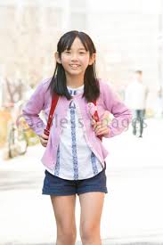 小学生女児 パンチラ|女の子 スカート 日本人 少女 座る 小学生 足の部分】の画像素材 | 子育て・ライフスタイルの写真素材ならイメージナビ