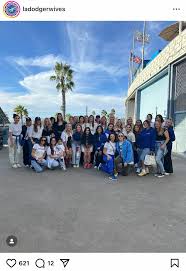 奥様　写真|大谷の妻・真美子さん 試合後にグラウンドで「奥様会」笑顔で記念撮影 歴史的韓国シリーズ終了― スポニチ Sponichi Annex 野球