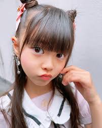 女子小学生　顔アップ| / X