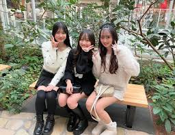 女子中学生　集合写真|黒板の前で微笑む中学生 写真素材 [ 3040544 ] - フォトライブラリー photolibrary