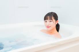 JS 風呂|お風呂でお湯に浸かる若い女性の写真素材 [FYI04715621] | ストックフォトの Qlean Market（キュリンマーケット）
