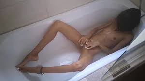 Novinha magrela da bunda grande rebolando durante banho jpg x Novinha magrinha perfeita tomando banho