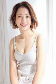 貧乳 おっぱい|美乳カウンセラー♡meg/バストアップサロン女神バスト/6ヶ月で自分史上最高の美乳へ！ | .. . .生理前でお胸増量中💋 腕はムチムチだから  隠す作戦笑 元貧乳→バストを残してダイエット →Eカップ♡ サロン卒業後もバストはキープ できています☺️ バストは育つ ...