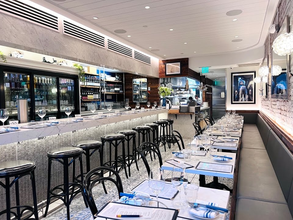 LITTLE WHALE OYSTER BAR by null