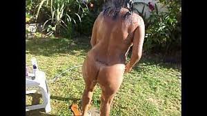 Coroa peituda pelada sendo filmada tomando banho jpg x Coroa tomando banho