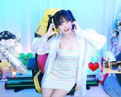 서새봄누드|Korean masseuse saddummy (서새봄냥 포르노) professionally jerks off her client |  SexCelebrity