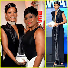 Rihanna Performs Diamonds, Wins Icon Award.