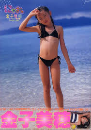 ジュニアアイドル　みほ|駿河屋 -<中古>金子美穂/膝上・背中向け・水着水色・右手壁/DVD「Moecco Vol.32 ちちんぷいぷい」生写真（女性生写真）