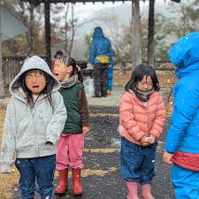   女子小学生 薄着|おはฅ( • - • ฅ)ｶﾞｵ- 日中暑いからとひまり薄着チョイス😅 寒いで、さっき「雪降る通知」来てたで！って言っても薄着から揺らぐことなく…  外出て寒かったようです😂😂😂 吐く息白いし😅 そして昨日は16時から寝続け… 明日の給食出来ず😂 よく寝たのに今朝なかなか起きれ ...