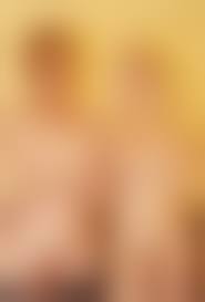 мамы и дочка голые|Мама с дочкой без одежды среди других нудистов фото