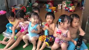 幼稚園児 すっぽんぽん 女の子|子供 幼児 裸 水遊びの写真素材 - PIXTA