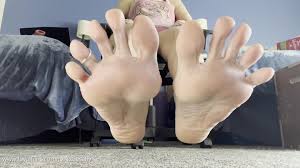 Ukrainian girl very long toes jpg x Long toes