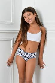 niñas|Niñas con la parte superior del bikini: ¿moda o hipersexualización?