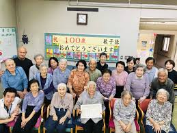 老人クラブ 女性 集合写真|城山二丁目シニア倶楽部楽遊会】「みんなで衣装を身に着けてパーッと明るくなるでしょ！」～クリスマス会～ | 東員町社会福祉協議会