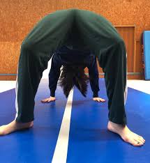 モリマンブリッジ|ヨガ 仰向け［ブリッジ］- 後屈 -ブロックを使い 胸・肩をひらく - YouTube