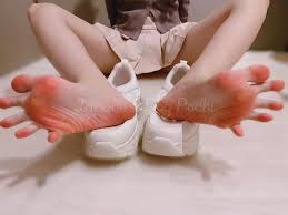 japanesesoles|ぷくあしゅしゃま | 足で誘ってるよ🦶🏻🖤 #japanesesoles #cutesoles #footfemdom #足裏#足裏フェチ  #feet #bigsoles #恋足 #足裏フェチさんと繋がりたい#脚底#足の裏 #asianfeetfetish #footlovers  #sole... | Instagram