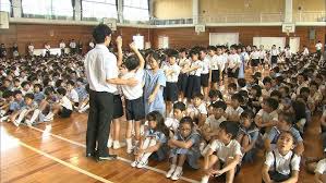 小学生女児 パンチラ|階段を上る小学生の写真素材 [1663611] - PIXTA