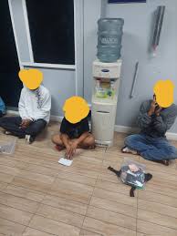 เยดหีเดก9 10|ตอนอายุ 8-9 ขวบ เราพักอยู่บ้านยาย ลูกชายของน้องสาวยายที่เราเรียกว่า 'ลุง'  เอาของมาหลอกล่อ จำไม่ได้แล้วว่าเป็นขนมหรือของเล่น เขาช้อนตัวเรา  เอามืออุดปาก พูดข้างหูว่า 'แป๊บเดียว แป๊บเดียว' แล้วสอดมือไปในเสื้อ  ล้วงไปในกางเกง เผอิญมีคนกลับมาพอดี เขาเลยควัก ...