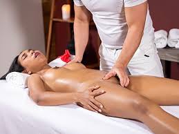 Noelle easton lets him oil and massage her thick booty jpg x Massage