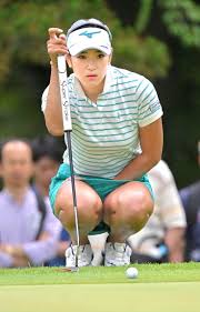 女子ゴルファー　しゃがみ画像|タイプ別診断】クラブを持ってしゃがめますか？[柔軟性を高めるトレーニング方法] | Regina（レジーナ）