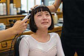 深夜 丸坊主 女性|がん闘病中の女優44歳が決意「頑張って生きてみようと思います」 人生初の坊主頭やカツラも披露｜まいどなニュース