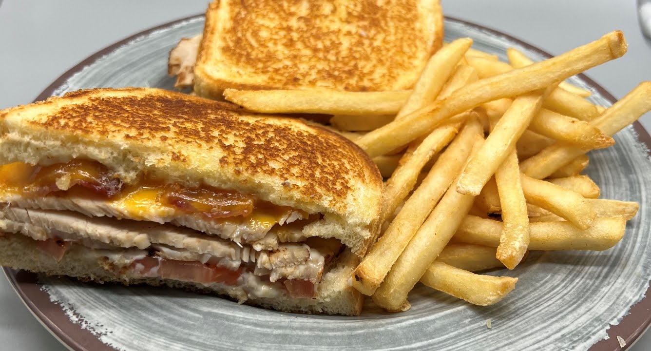 Roundin 3rd Sports Bar & Grill by null