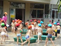 幼稚園児水遊び全裸|コモンエイジ：水遊び、内科検診…園児の裸画像、ポルノ流用横行、AI用データにも | 毎日新聞