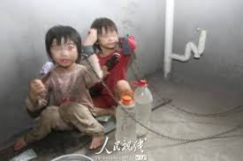 中国 幼女|地震、見知らぬ幼女を身体を張って庇った男女_人民中国