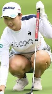 女子ゴルファー　しゃがみ画像|他の人はこの穴を決して終わらせませんか。白で隔離された彼女のゴルフクラブでしゃがみ込んでいる退屈そうな女性ゴルファーの全身スタジオショット。の写真素材・画像素材  Image 184916777