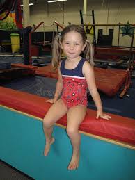  preteen gymnast|白い背景に黒いレオタードに少女の体操選手の電車のモーション ...