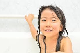 お風呂 女児|お風呂に入る女の子 写真素材 [ 5098409 ] - フォトライブラリー photolibrary