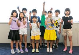 小学生|校門の前に立つ小学生女子2人[10626002814]の写真・イラスト素材｜アマナイメージズ