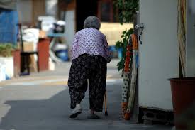 길거리뒷모습'|8월 늦은 여름의 기억 사람들의 얼굴에 표정이 함께하듯 뒷모습과 어깨에도 따스한 표정이 스며있다 시간의 축적처럼 붉은벽돌이 한장한장  쌓여 만들어낸 히스토리를 지닌 건축물들이 조화로운 아름다운 정동길을 거쳐 🚶‍♀️‍➡️ 이끼가 내려 앉은 덕수궁