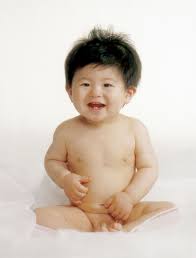 赤ちゃん　裸|こんばんは^ - ^ 裸の赤ちゃん、生命の重さを実感しますね💕 それを支える手と手❣️ 家族の温もりや絆を感じます😊  健やかな成長を願うばかりです❤️ ・ ・ #酒田 #鶴岡 #ニューボーンフォト #酒田の写真館 #酒田ニューボーンフォト #東京カメラ部 #酒田写真館  #庄内町 ...