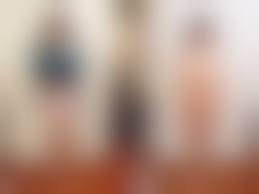 普段着と直立ヌード|