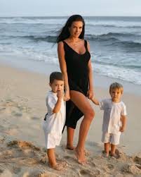 показала пизду детям|Рианна показала себя после родов - Газета.Ru | Новости