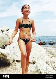 adolescent bikini|Brunette Adolescent Surfer Girl Bikini Avec Planche De Surf Sur La Côte  Plage Banque D'Images et Photos Libres De Droits. Image 21925597