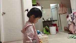 女孩尿 |3岁女宝宝回家站着尿尿，我觉得不对经，孩子的