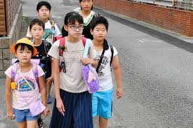 盗撮 登下校小学生|通学路脇でぽつんと涙を流す男の子 女子中学生４人がとっさの判断 きっかけは「足元」 | TBS NEWS DIG