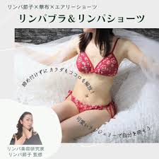 家庭内　下着|自宅の悪い部屋で鏡を見ている下着姿の中年女性の写真素材・画像素材 Image 202889029