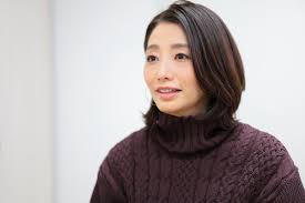 眞鍋かをり|眞鍋かをり、美ボディー際立つシンプルドレスで大人の魅力 スリットから美脚も 「小学館DIMEトレンド大賞」 - YouTube