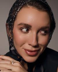 Маша бабко голая|Вспомнить все мои прошлые фотосессии, кудряшки, бантики, платья. Но как там  говорится? В этом не было меня? А тут, как бы извините простите,  минимализм, жилетка на голое тело, убранные зачесанные назад волосы,